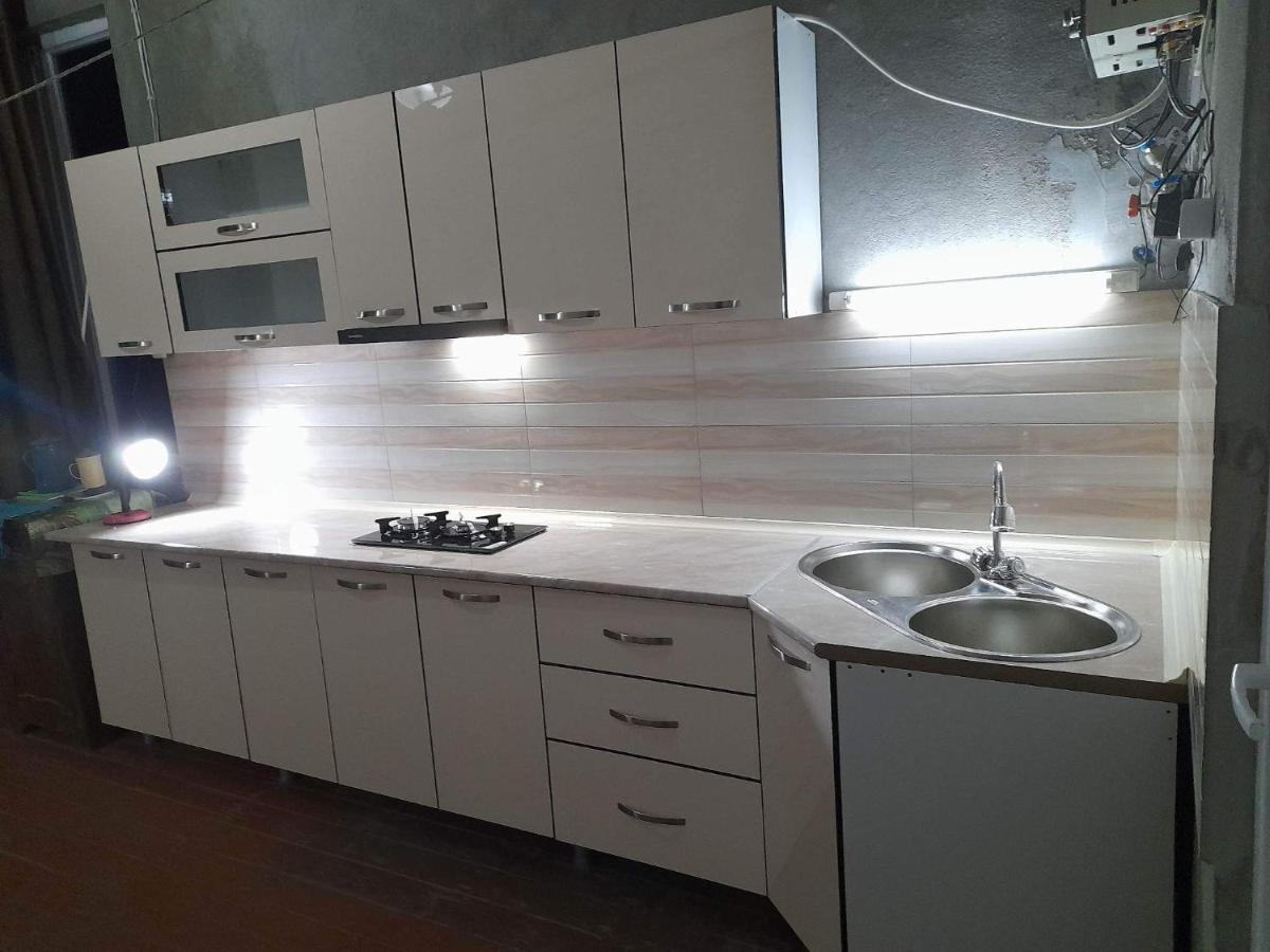 Levani'S Guesthouse Zugdidi Bagian luar foto