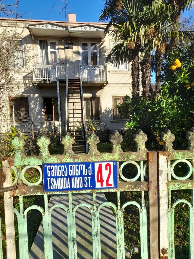 Levani'S Guesthouse Zugdidi Bagian luar foto