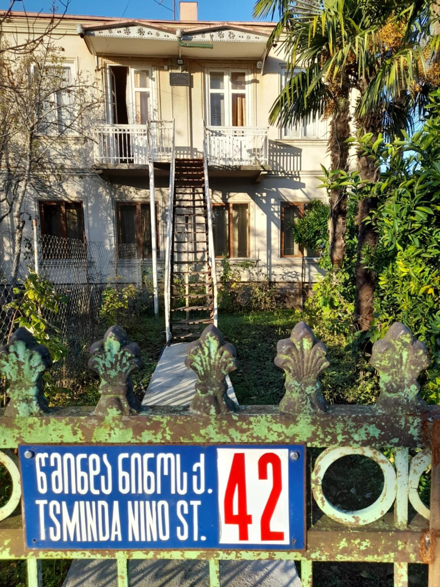 Levani'S Guesthouse Zugdidi Bagian luar foto