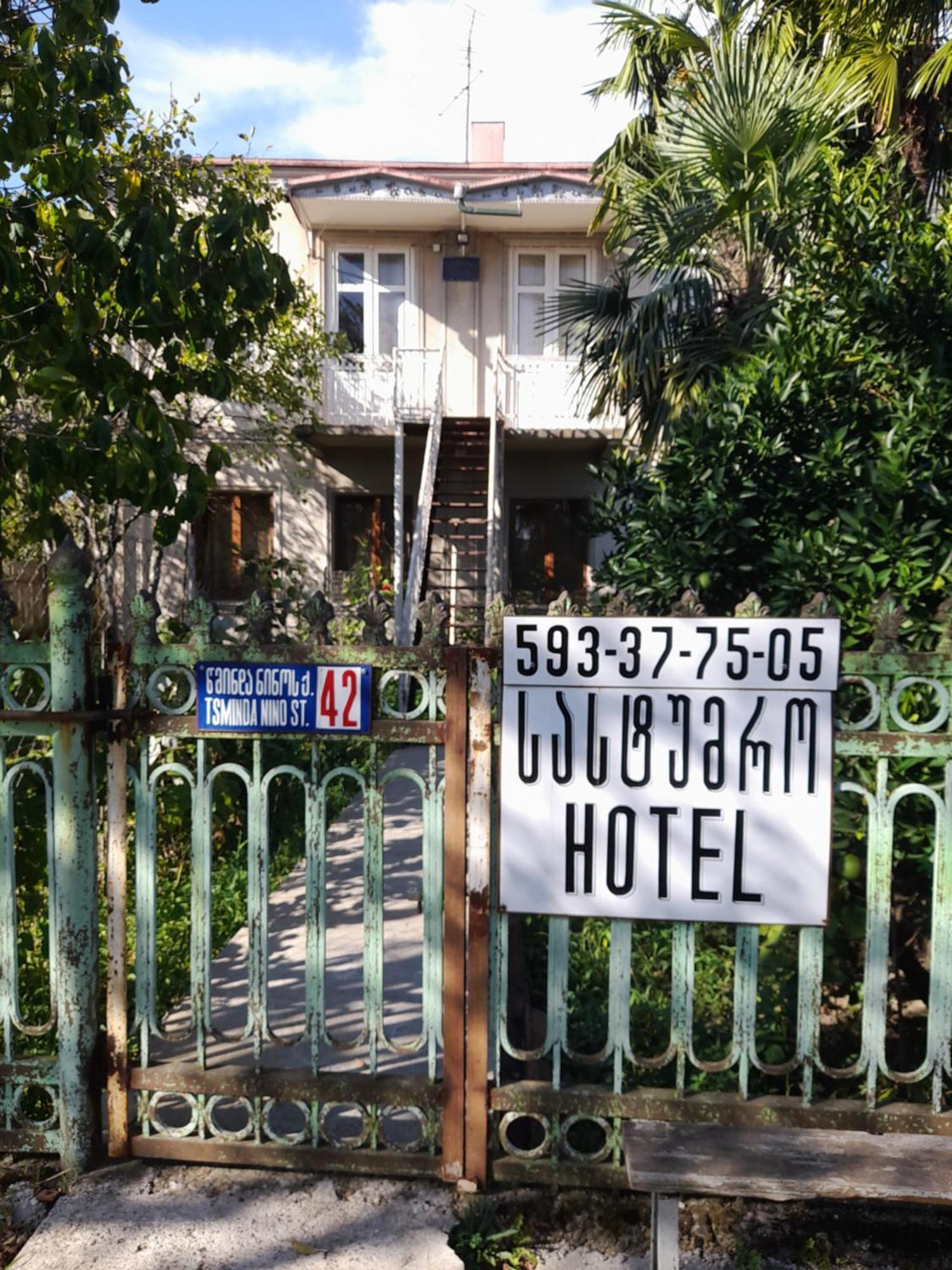 Levani'S Guesthouse Zugdidi Bagian luar foto